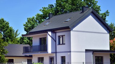 Yeni bir gelişim bölgesinde yeni bir aile evi. Modern görünüşlü bir ev..  