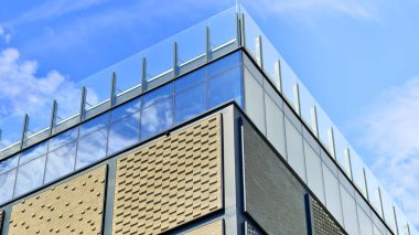 Modern elementlerle inşa etme cephesi. Modern bir sanayi binasının dışı.. 