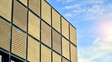 Modern elementlerle inşa etme cephesi. Modern bir sanayi binasının dışı.. 