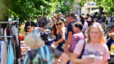 Varşova, Polonya. 16 Haziran 2024. Varşova 'nın Praga bölgesindeki Francuska caddesinde yürüyen insanların görüntüsü. Kafeler ve restoranlarla dolu bir cadde..