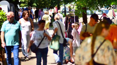 Varşova, Polonya. 16 Haziran 2024. Varşova 'nın Praga bölgesindeki Francuska caddesinde yürüyen insanların görüntüsü. Kafeler ve restoranlarla dolu bir cadde..