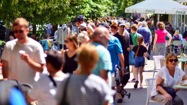 Varşova, Polonya. 16 Haziran 2024. Varşova 'nın Praga bölgesindeki Francuska caddesinde yürüyen insanların görüntüsü. Kafeler ve restoranlarla dolu bir cadde..