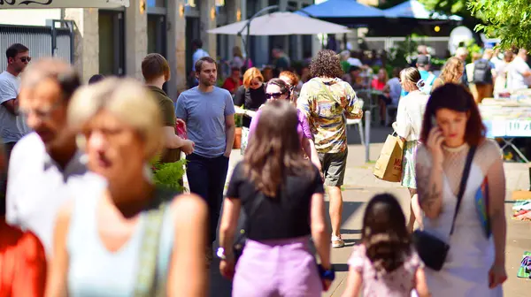 Varşova, Polonya. 16 Haziran 2024. Varşova 'nın Praga bölgesindeki Francuska caddesinde yürüyen insanların görüntüsü. Kafeler ve restoranlarla dolu bir cadde..