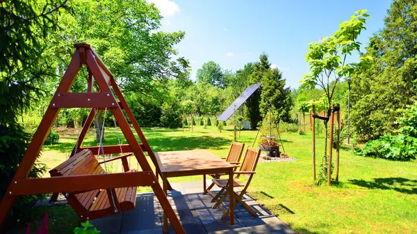Güneş enerjisi santrali temiz enerji üretiyor. Doğadaki güneş panelleri.