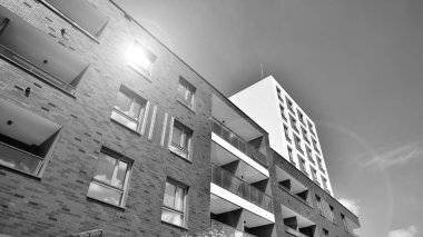 Avrupa konut mimarisi. Modern ev dış görünüşü. Yeni çağdaş konut mimarisi arka planı. Siyah ve beyaz.