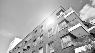 Avrupa konut mimarisi. Modern ev dış görünüşü. Yeni çağdaş konut mimarisi arka planı. Siyah ve beyaz.