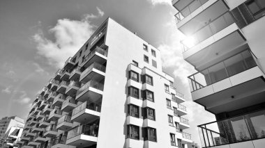 Avrupa konut mimarisi. Modern ev dış görünüşü. Yeni çağdaş konut mimarisi arka planı. Siyah ve beyaz.