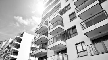 Avrupa konut mimarisi. Modern ev dış görünüşü. Yeni çağdaş konut mimarisi arka planı. Siyah ve beyaz.