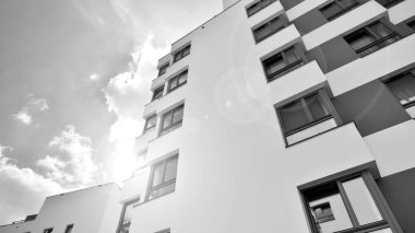 Avrupa konut mimarisi. Modern ev dış görünüşü. Yeni çağdaş konut mimarisi arka planı. Siyah ve beyaz.