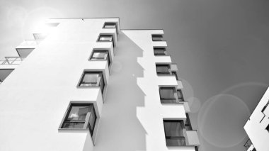 Avrupa konut mimarisi. Modern ev dış görünüşü. Yeni çağdaş konut mimarisi arka planı. Siyah ve beyaz.