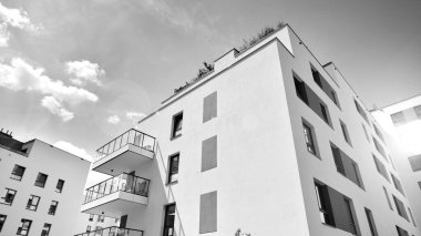 Avrupa konut mimarisi. Modern ev dış görünüşü. Yeni çağdaş konut mimarisi arka planı. Siyah ve beyaz.