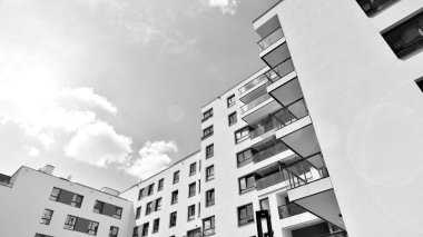 Avrupa konut mimarisi. Modern ev dış görünüşü. Yeni çağdaş konut mimarisi arka planı. Siyah ve beyaz.