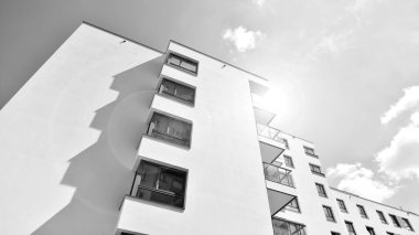 Avrupa konut mimarisi. Modern ev dış görünüşü. Yeni çağdaş konut mimarisi arka planı. Siyah ve beyaz.