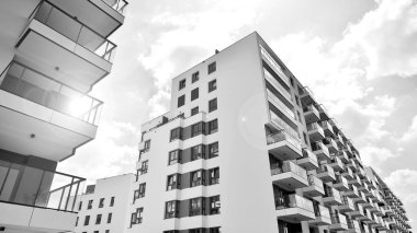 Avrupa konut mimarisi. Modern ev dış görünüşü. Yeni çağdaş konut mimarisi arka planı. Siyah ve beyaz.