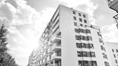 Avrupa konut mimarisi. Modern ev dış görünüşü. Yeni çağdaş konut mimarisi arka planı. Siyah ve beyaz.