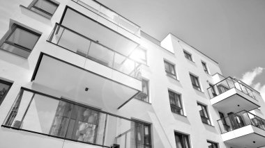 Avrupa konut mimarisi. Modern ev dış görünüşü. Yeni çağdaş konut mimarisi arka planı. Siyah ve beyaz.