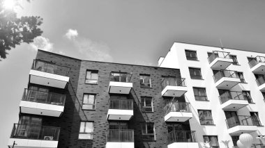 Avrupa konut mimarisi. Modern ev dış görünüşü. Yeni çağdaş konut mimarisi arka planı. Siyah ve beyaz.