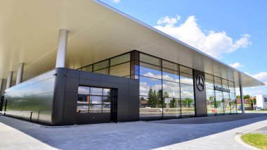 Varşova, Polonya. 5 Temmuz 2024. Mercedes-Benz 'in modern cam cephe cephesi, Alman küresel otomobil markı ve Mercedes-Benz Grubu' nun bir bölümü