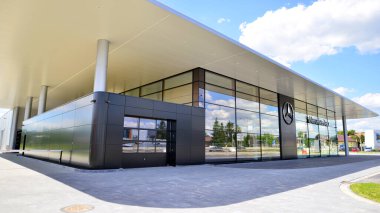 Varşova, Polonya. 5 Temmuz 2024. Mercedes-Benz 'in modern cam cephe cephesi, Alman küresel otomobil markı ve Mercedes-Benz Grubu' nun bir bölümü