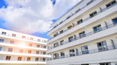 Yeni çağdaş konut mimarisi arka planı. Avrupa konut mimarisi. Modern ev dış görünüşü. 