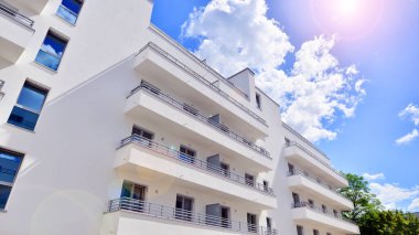 Eko apartman binası enerji ve temiz hava tasarrufu sağlıyor. Avrupa 'daki yerleşim yerleri doğayla uyum içinde. Çevre dostu, yeşilliklerle dolu bir şehir.. 