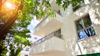 Eko apartman binası enerji ve temiz hava tasarrufu sağlıyor. Avrupa 'daki yerleşim yerleri doğayla uyum içinde. Çevre dostu, yeşilliklerle dolu bir şehir.. 