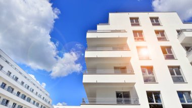 Yeni çağdaş konut mimarisi arka planı. Avrupa konut mimarisi. Modern ev dış görünüşü. 