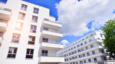 Eko apartman binası enerji ve temiz hava tasarrufu sağlıyor. Avrupa 'daki yerleşim yerleri doğayla uyum içinde. Çevre dostu, yeşilliklerle dolu bir şehir.. 