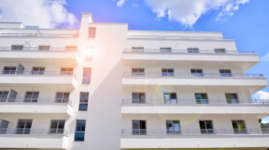 Yeni çağdaş konut mimarisi arka planı. Avrupa konut mimarisi. Modern ev dış görünüşü. 