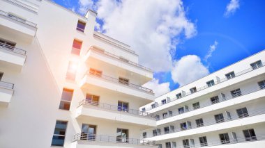 Yeni çağdaş konut mimarisi arka planı. Avrupa konut mimarisi. Modern ev dış görünüşü. 