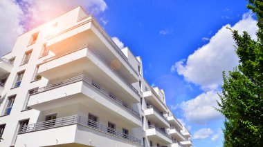 Eko apartman binası enerji ve temiz hava tasarrufu sağlıyor. Avrupa 'daki yerleşim yerleri doğayla uyum içinde. Çevre dostu, yeşilliklerle dolu bir şehir.. 
