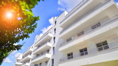 Eko apartman binası enerji ve temiz hava tasarrufu sağlıyor. Avrupa 'daki yerleşim yerleri doğayla uyum içinde. Çevre dostu, yeşilliklerle dolu bir şehir.. 