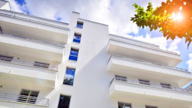 Eko apartman binası enerji ve temiz hava tasarrufu sağlıyor. Avrupa 'daki yerleşim yerleri doğayla uyum içinde. Çevre dostu, yeşilliklerle dolu bir şehir.. 