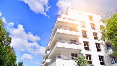 Eko apartman binası enerji ve temiz hava tasarrufu sağlıyor. Avrupa 'daki yerleşim yerleri doğayla uyum içinde. Çevre dostu, yeşilliklerle dolu bir şehir.. 