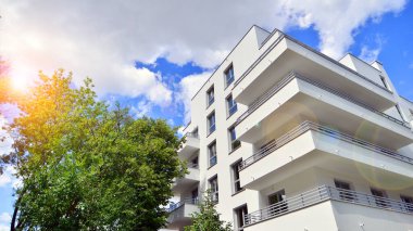 Eko apartman binası enerji ve temiz hava tasarrufu sağlıyor. Avrupa 'daki yerleşim yerleri doğayla uyum içinde. Çevre dostu, yeşilliklerle dolu bir şehir.. 