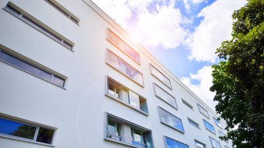 Eko apartman binası enerji ve temiz hava tasarrufu sağlıyor. Avrupa 'daki yerleşim yerleri doğayla uyum içinde. Çevre dostu, yeşilliklerle dolu bir şehir.. 