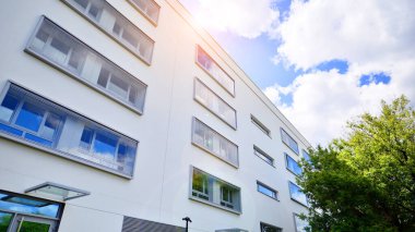 Eko apartman binası enerji ve temiz hava tasarrufu sağlıyor. Avrupa 'daki yerleşim yerleri doğayla uyum içinde. Çevre dostu, yeşilliklerle dolu bir şehir.. 