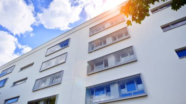 Eko apartman binası enerji ve temiz hava tasarrufu sağlıyor. Avrupa 'daki yerleşim yerleri doğayla uyum içinde. Çevre dostu, yeşilliklerle dolu bir şehir.. 