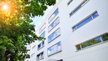 Eko apartman binası enerji ve temiz hava tasarrufu sağlıyor. Avrupa 'daki yerleşim yerleri doğayla uyum içinde. Çevre dostu, yeşilliklerle dolu bir şehir.. 