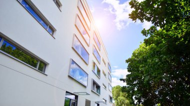 Eko apartman binası enerji ve temiz hava tasarrufu sağlıyor. Avrupa 'daki yerleşim yerleri doğayla uyum içinde. Çevre dostu, yeşilliklerle dolu bir şehir.. 