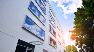 Eko apartman binası enerji ve temiz hava tasarrufu sağlıyor. Avrupa 'daki yerleşim yerleri doğayla uyum içinde. Çevre dostu, yeşilliklerle dolu bir şehir.. 