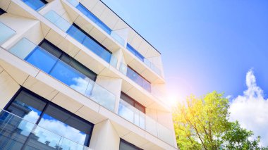 Eko apartman binası enerji ve temiz hava tasarrufu sağlıyor. Avrupa 'daki yerleşim yerleri doğayla uyum içinde. Çevre dostu, yeşilliklerle dolu bir şehir.. 