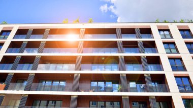 Avrupa konut mimarisi. Apartman binasında modern mimari öğeleri. Binanın ön cephesi farklı tonlarda modern paneller yapılmıştır.. 