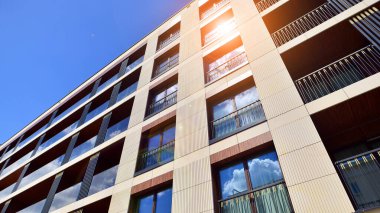 Avrupa konut mimarisi. Apartman binasında modern mimari öğeleri. Binanın ön cephesi farklı tonlarda modern paneller yapılmıştır.. 