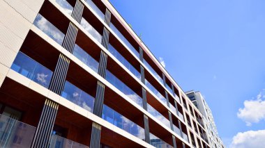 Avrupa konut mimarisi. Apartman binasında modern mimari öğeleri. Binanın ön cephesi farklı tonlarda modern paneller yapılmıştır.. 