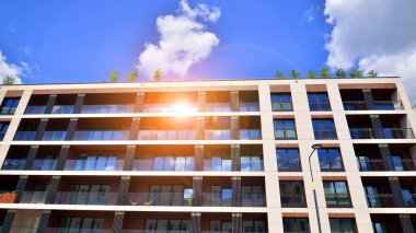 Avrupa konut mimarisi. Apartman binasında modern mimari öğeleri. Binanın ön cephesi farklı tonlarda modern paneller yapılmıştır.. 