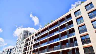 Avrupa konut mimarisi. Apartman binasında modern mimari öğeleri. Binanın ön cephesi farklı tonlarda modern paneller yapılmıştır.. 