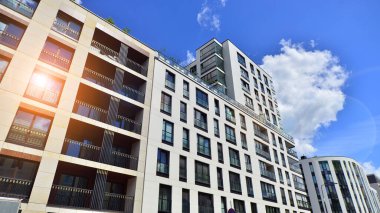 Avrupa konut mimarisi. Apartman binasında modern mimari öğeleri. Binanın ön cephesi farklı tonlarda modern paneller yapılmıştır.. 