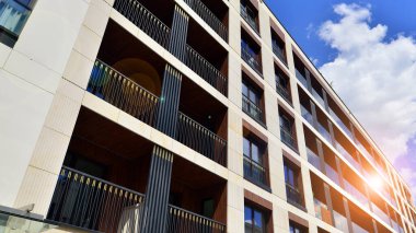 Avrupa konut mimarisi. Apartman binasında modern mimari öğeleri. Binanın ön cephesi farklı tonlarda modern paneller yapılmıştır.. 