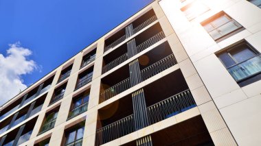 Avrupa konut mimarisi. Apartman binasında modern mimari öğeleri. Binanın ön cephesi farklı tonlarda modern paneller yapılmıştır.. 